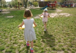 Dzieci maszerują z pisankami na tacy.