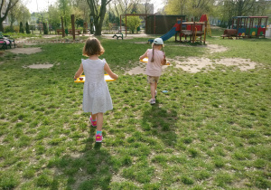 Dzieci maszerują z pisankami na tacy.