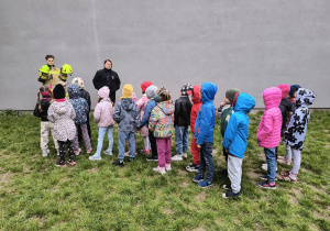 Dzieci rozmawiają z paniami strażaczkami.