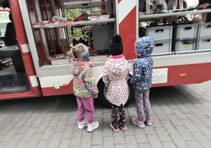 Dzieci oglądają wóz strażacki.