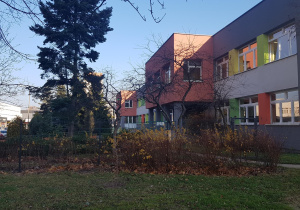 Ogród jesienią - rabaty, drzewa i krzewy.