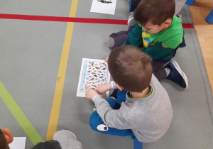Dzieci uczestniczą w zajęciu edukacyjnym na temat ptaków