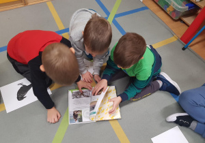 Dzieci uczestniczą w zajęciu edukacyjnym na temat ptaków