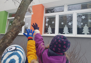 Dzieci dokarmiają ptaki.