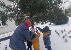 Dzieci dokarmiają ptaki.