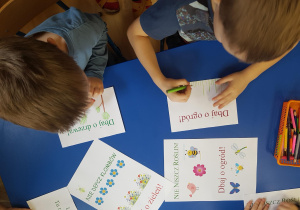 Dzieci przygotowują tabliczki Szanuj zieleń.