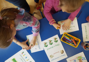 Dzieci przygotowują tabliczki Szanuj zieleń.