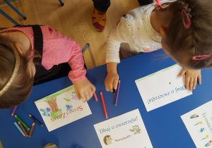 Dzieci przygotowują tabliczki Szanuj zieleń.