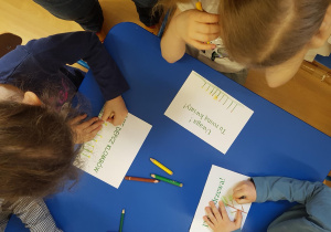 Dzieci przygotowują tabliczki Szanuj zieleń.