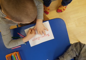 Dzieci przygotowują tabliczki Szanuj zieleń.