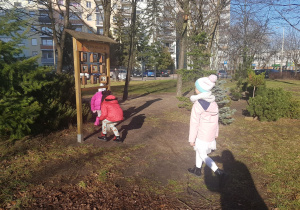 Dzieci uczestniczą w zabawach ruchowych w ogrodzie.