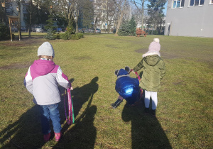 Dzieci uczestniczą w zabawach ruchowych w ogrodzie.