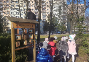 Instalacja budek lęgowych dla ptaków.