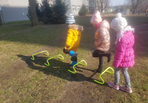 Zabawy ruchowe w ogrodzie.