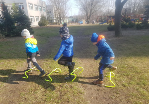 Zabawy ruchowe w ogrodzie.