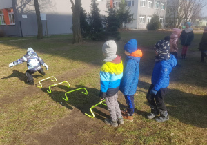 Zabawy ruchowe w ogrodzie.