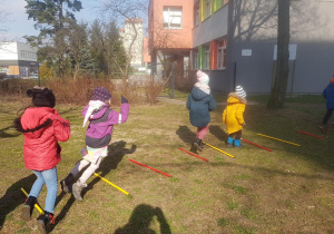Zabawy ruchowe w ogrodzie.