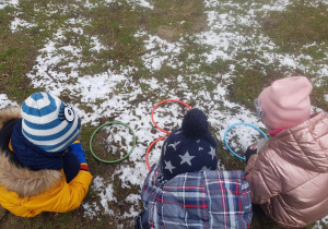 Zabawy badawczeze śniegiem w ogrodziec.