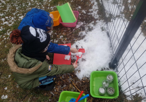 Zabawy badawczeze śniegiem w ogrodziec.
