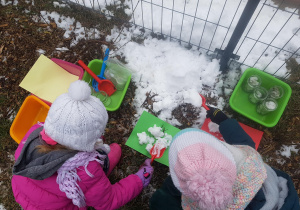 Zabawy badawczeze śniegiem w ogrodziec.