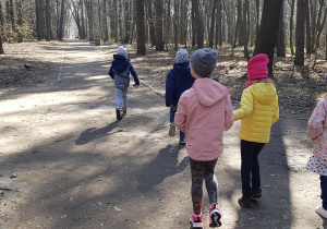 Dzieci spacerują w lesie.