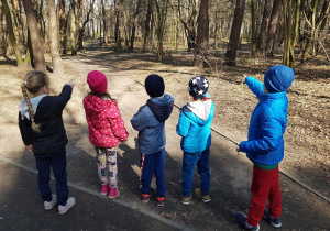 Dzieci spacerują w lesie.