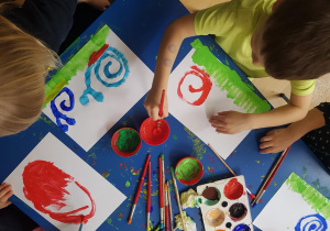 Dzieci tworzą prace plastyczne Mali mieszkań ogrodu.