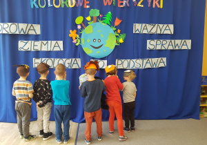 Dzieci oglądają dekorację przygotowaną na Przegląd recytatorski.