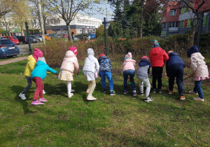 Dzieci grabią liście.