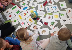 Dzieci grają w gre edukacyjną.
