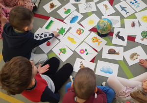 Dzieci grają w gre edukacyjną.