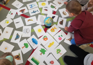 Dzieci grają w gre edukacyjną.