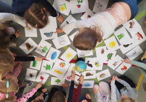 Dzieci grają w gre edukacyjną.