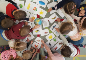 Dzieci grają w gre edukacyjną.