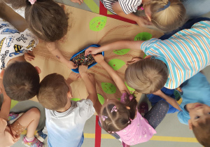 Dzieci tworzą pracę plastyczną.