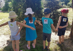Dzieci bawiące się grę edukacyją "Kim jestem?"