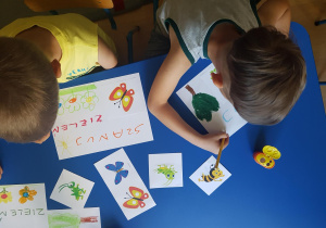 Dzieci tworzą rysunki na temat ochrony przyrody.