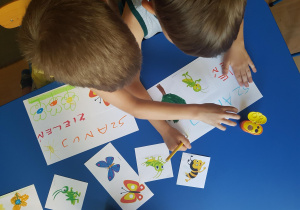 Dzieci tworzą rysunki na temat ochrony przyrody.