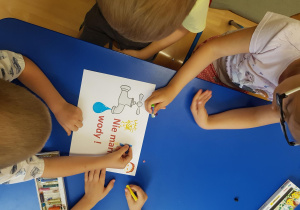przygotowują kolorowe ulotki na temat oszczędzania wody.