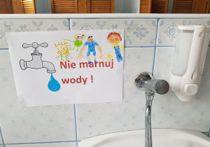 Ulotka wykonana przez dzieci umieszczona w łazience.