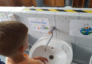 Ulotka wykonana przez dzieci umieszczona w łazience.