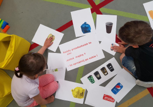 Dzieci przygotowują plakaty na temat ochrony przyrody.