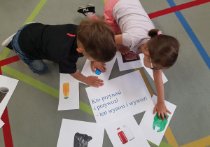 Dzieci przygotowują plakaty na temat ochrony przyrody.