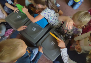 Dzieci uczestniczą w zajęciu edukacyjnym na temat segregacji odpadów.