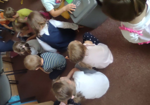 Dzieci uczestniczą w zajęciu edukacyjnym na temat segregacji odpadów.