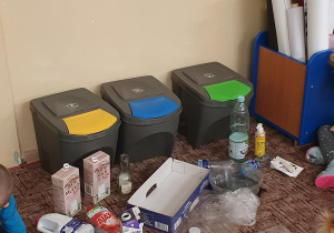 Dzieci uczestniczą w zajęciu edukacyjnym na temat segregacji odpadów.
