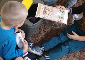 Dzieci uczestniczą w zajęciu edukacyjnym na temat segregacji odpadów.