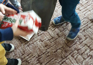 Dzieci uczestniczą w zajęciu edukacyjnym na temat segregacji odpadów.