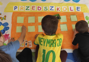 Dzieci tworzą pracę plastyczną.