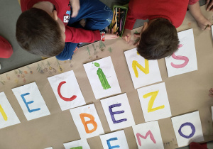 Dzieci przygotowujace baner promujący kampanię Dzieciństwo Bez Przemocy.